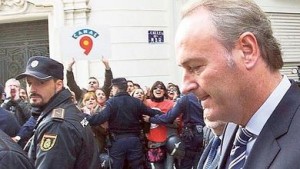 La policia invade un colegio para callar los gritos de los menores contra Fabra