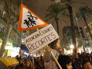 Protesta alicantina contra el cierre de aulas en colegios no afines al PP