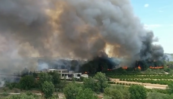 Vídeos: Dos incendios en Valencia obligan a desalojar 400 viviendas